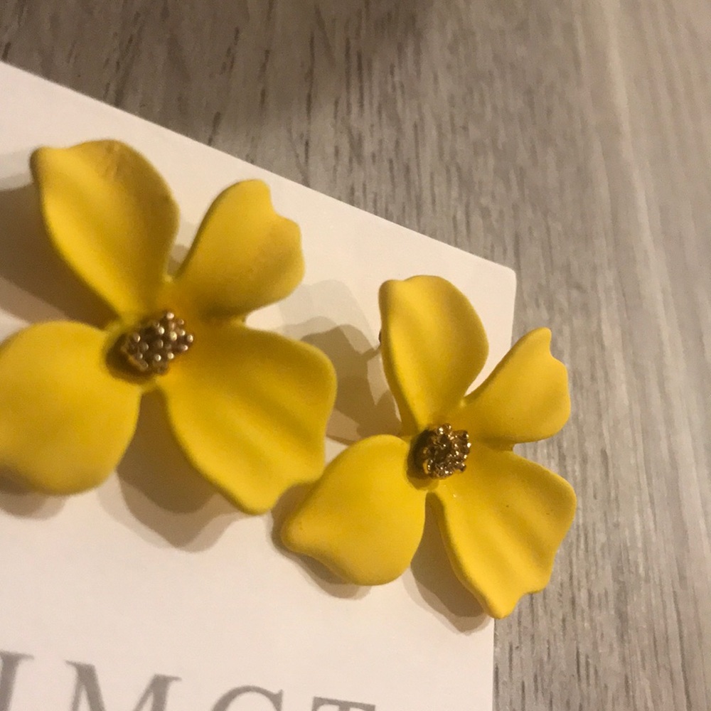 “Riya” Adorable Daisy Gold Floral Stud Earring - Picture 4 of 11